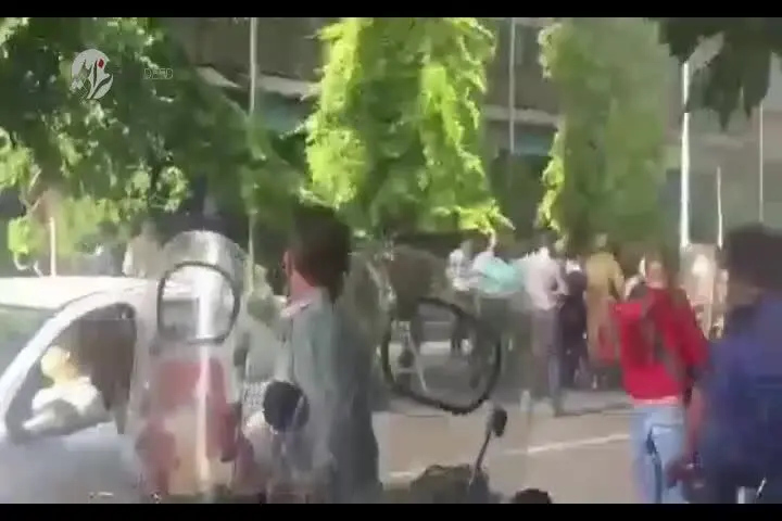 (ویدئو) یک مرد خودش را جلوی شهرداری تهران به آتش کشید