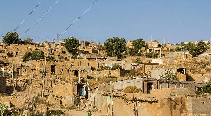 (تصاویر) زندگی زیر سقف‌های لرزان روستای زلزله‌زده