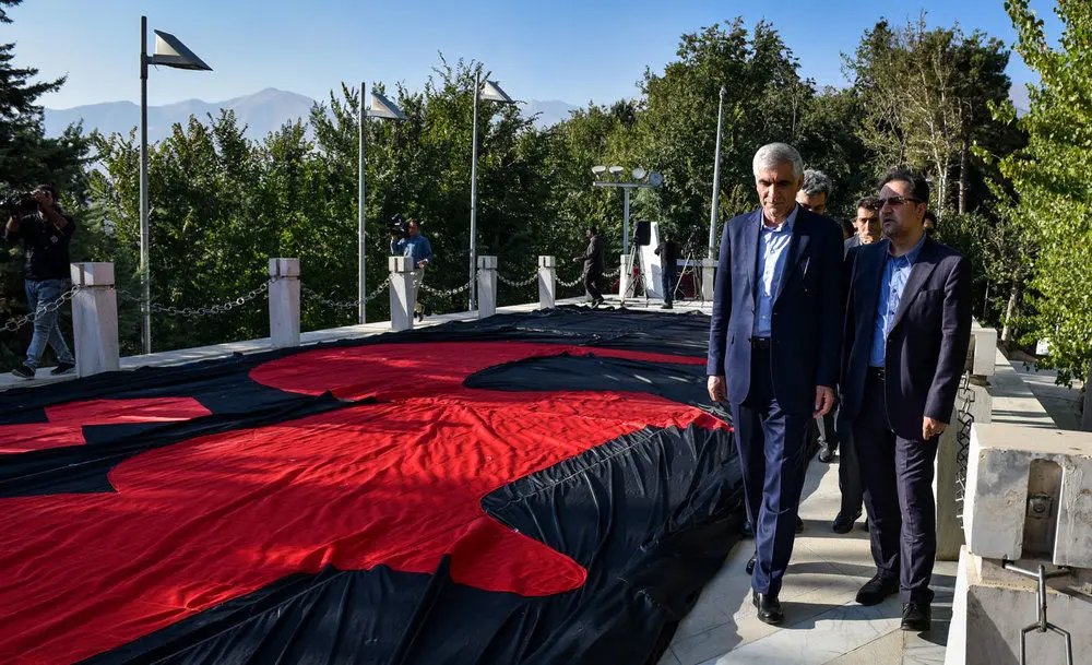 (تصاویر) پرچم ۱۰۰۰ متری یاحسین بر فراز بلندترین برج پرچم خاورمیانه