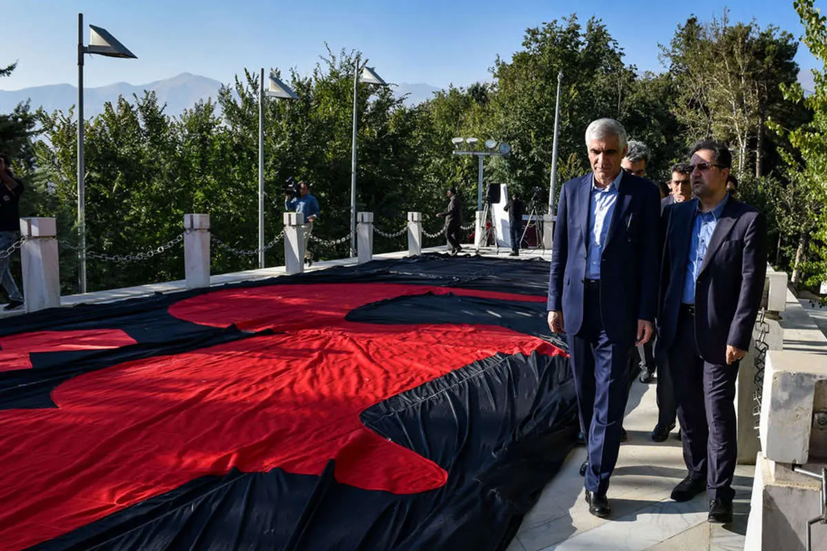 (تصاویر) پرچم ۱۰۰۰ متری یاحسین بر فراز بلندترین برج پرچم خاورمیانه