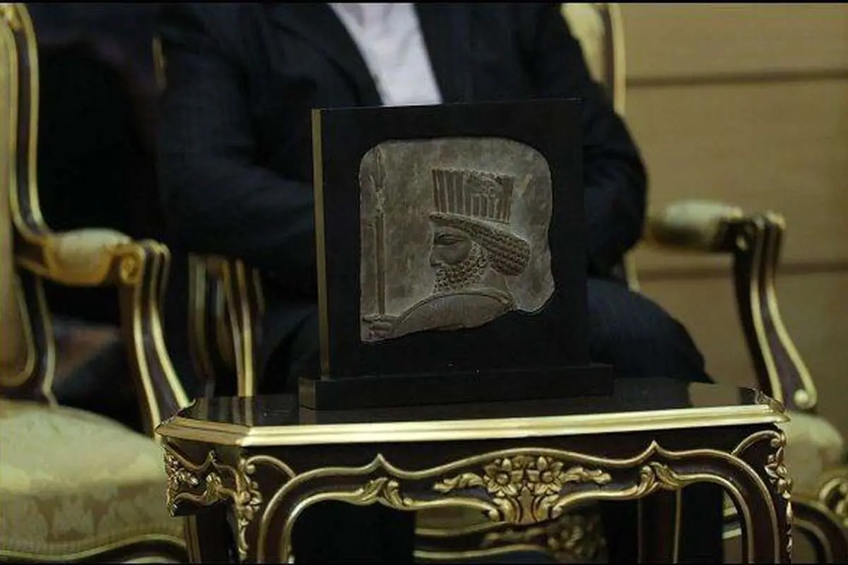روحانی سردیس سرباز هخامنشی را به ایران بازگرداند