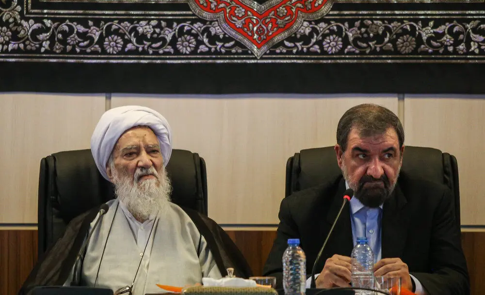 (تصاویر) حرکات جدید احمدی‌نژاد در جلسه مجمع