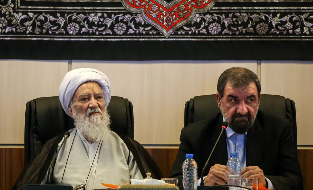 (تصاویر) حرکات جدید احمدی‌نژاد در جلسه مجمع