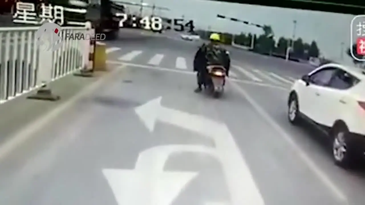 (ویدیو) تصادف زنجیره‌ای کامیون با آمبولانس و موتور سیکلت