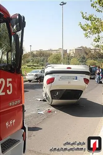 (تصاویر) واژگونی پژو ۲۰۶ در اتوبان همت