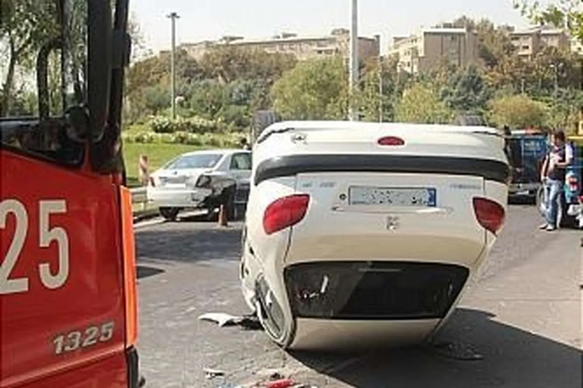 (تصاویر) واژگونی پژو ۲۰۶ در اتوبان همت