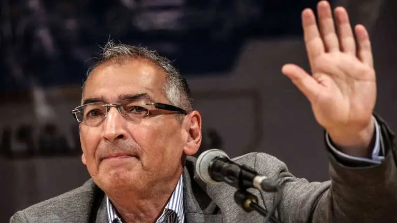 صادق زیباکلام: من هم یک زلزله زده‌ام!