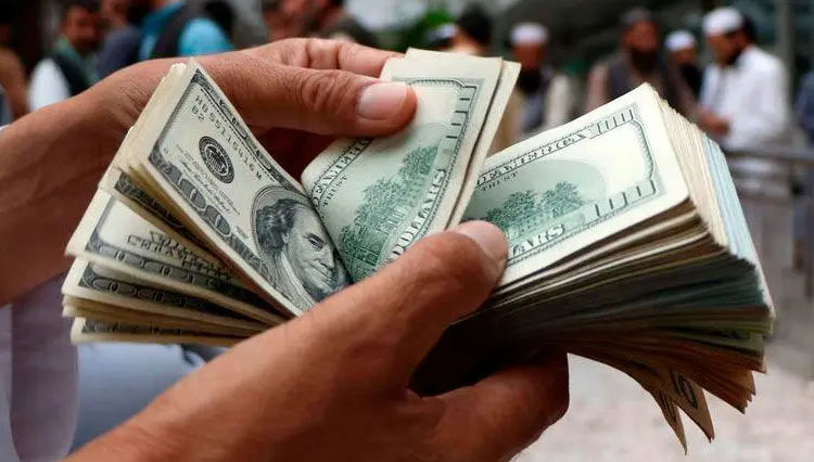 قیمت "خرید دلار" و فروش "یورو مسافرتی" در بانک