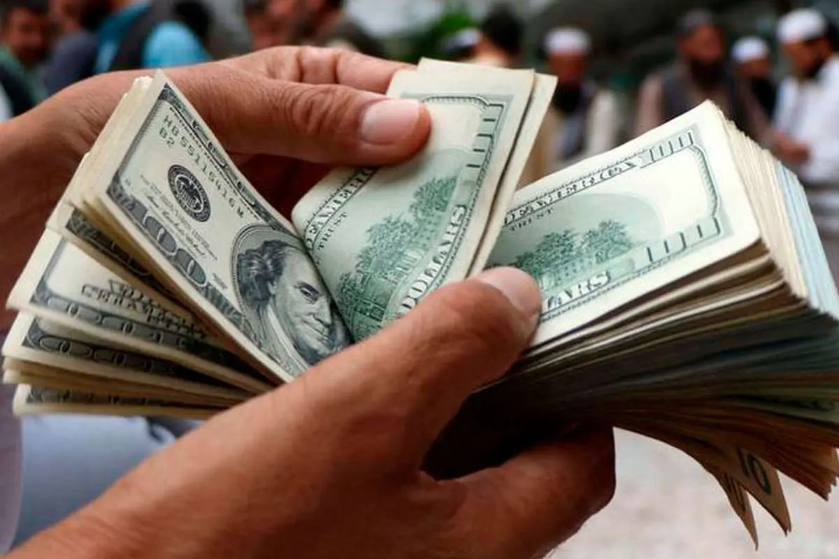 قیمت "خرید دلار" و فروش "یورو مسافرتی" در بانک