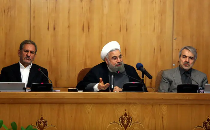 در بر همان پاشنه می‌چرخد!