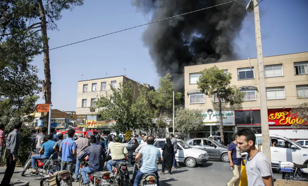 (تصاویر) آتش‌سوزی واحد مسکونی و انبار در شیراز