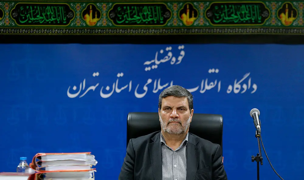 نماینده دادستان: گوشی آیفون لوکس نیست