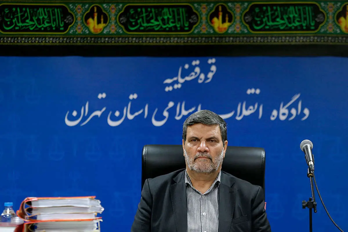 نماینده دادستان: گوشی آیفون لوکس نیست