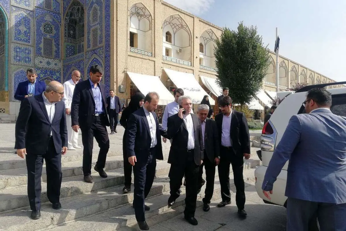 جنجال عکس رئیس سازمان میراث فرهنگی در اصفهان