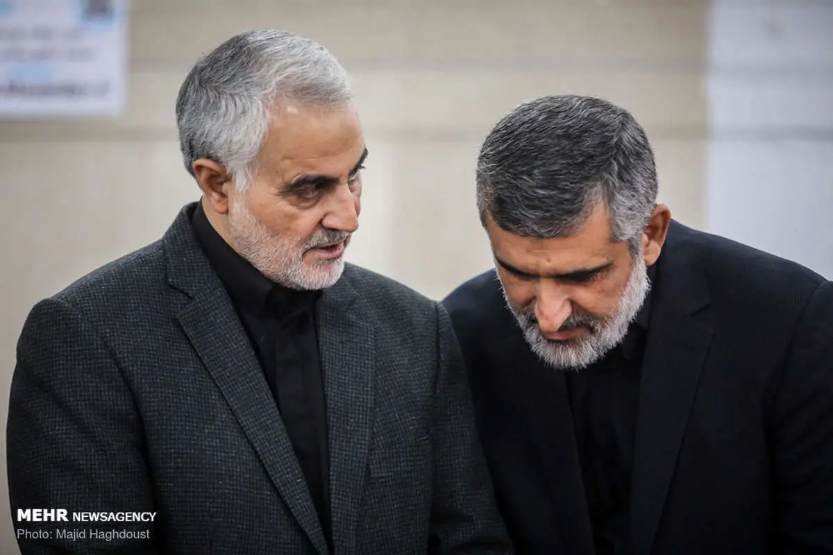 (تصاویر) سردار سلیمانی در مراسم ختم پدر سردار حاجی‌زاده