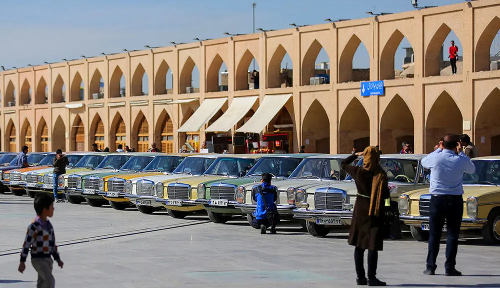 (تصاویر) استقبال از نمایشگاه خودروی کلاسیک در اصفهان