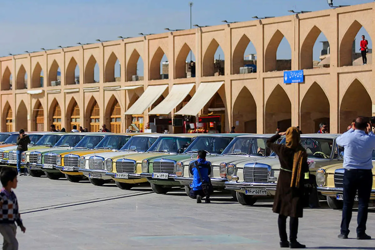 (تصاویر) استقبال از نمایشگاه خودروی کلاسیک در اصفهان