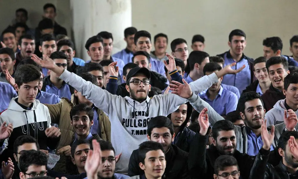 (تصاویر) هیجان تماشای بازی پرسپولیس در مدارس کشور