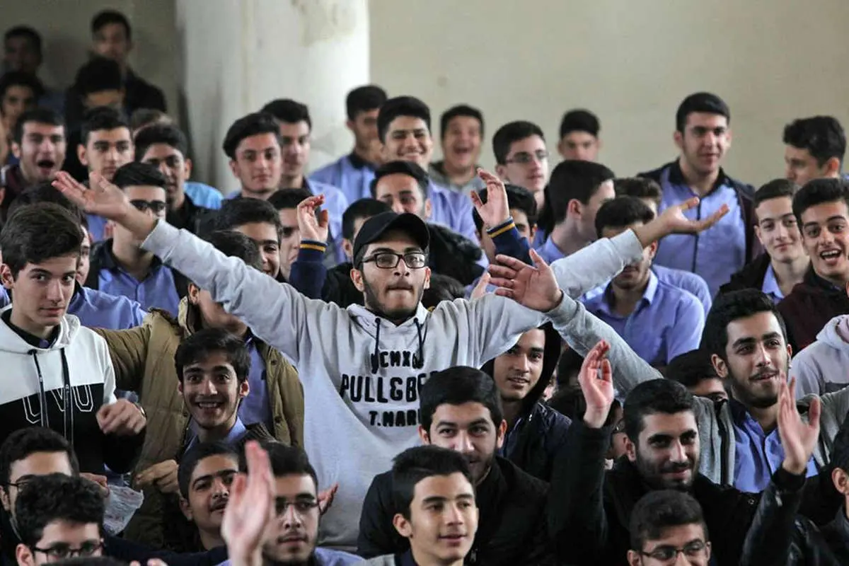 (تصاویر) هیجان تماشای بازی پرسپولیس در مدارس کشور