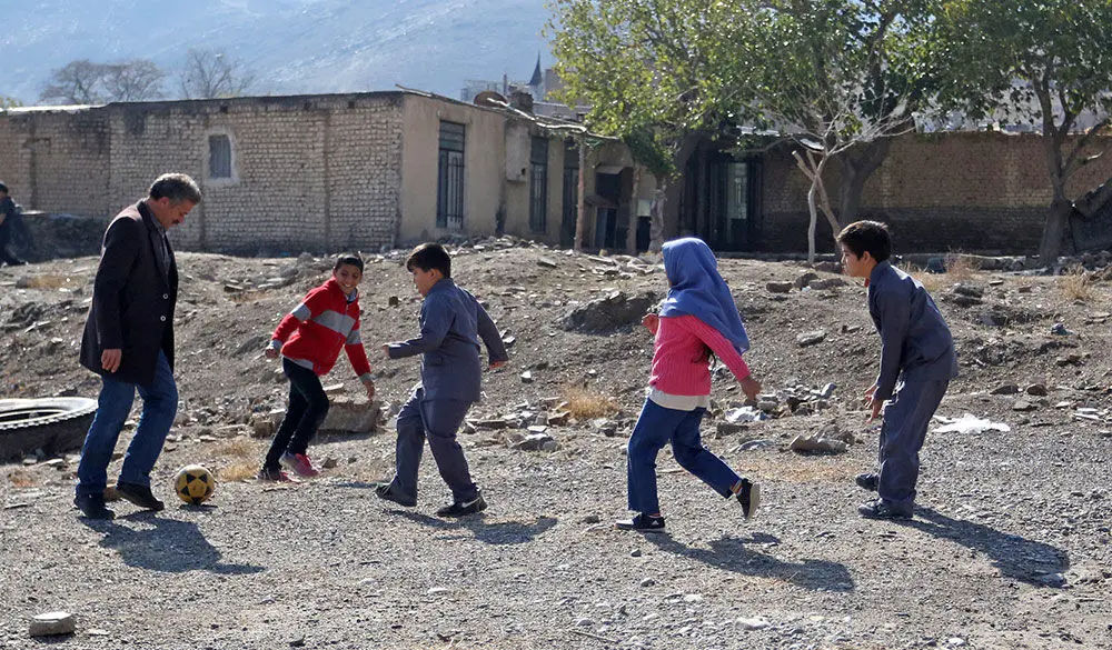 (تصاویر) تماشای بازی پرسپولیس در مدارس روستایی
