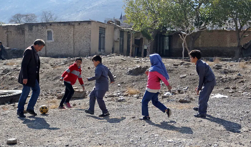 (تصاویر) تماشای بازی پرسپولیس در مدارس روستایی
