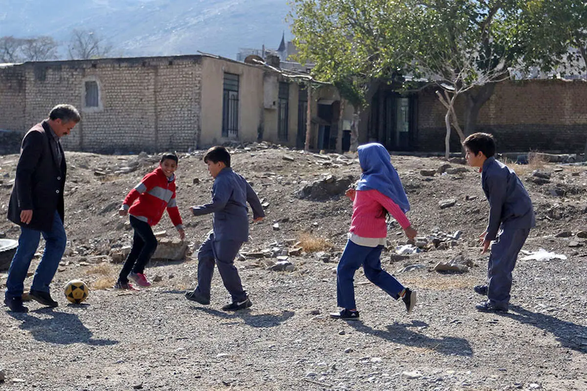 (تصاویر) تماشای بازی پرسپولیس در مدارس روستایی