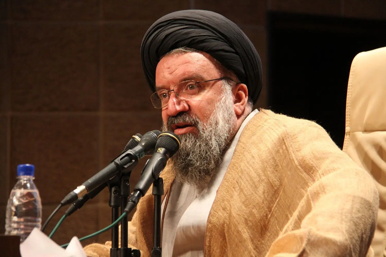 احمد خاتمی: آمریکا در حال فروپاشی است