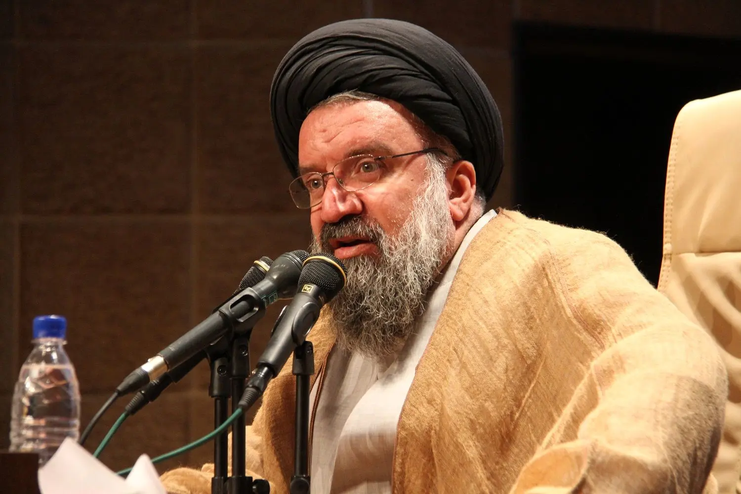 احمد خاتمی: آمریکا در حال فروپاشی است