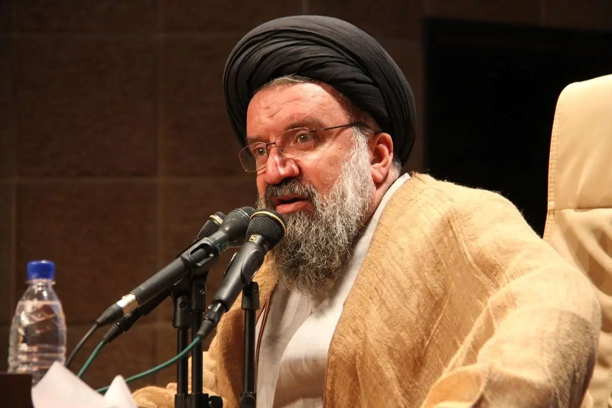 احمد خاتمی: آمریکا در حال فروپاشی است