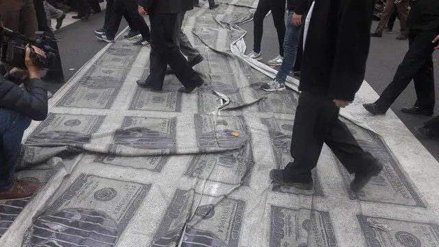 (تصویر) ۱۰۰ دلار‌های آمریکایی زیر پای راهپیمایی‌کنندگان