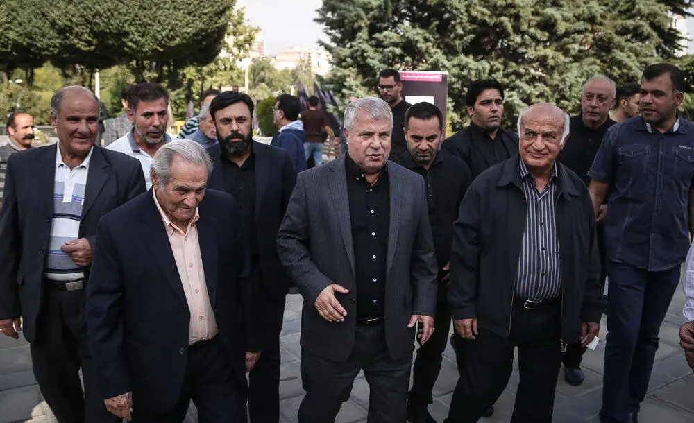 (تصاویر) سلفی با فردوسی‌پور و غم خیابانی در حاشیه ختم زنده‌یاد شفیع