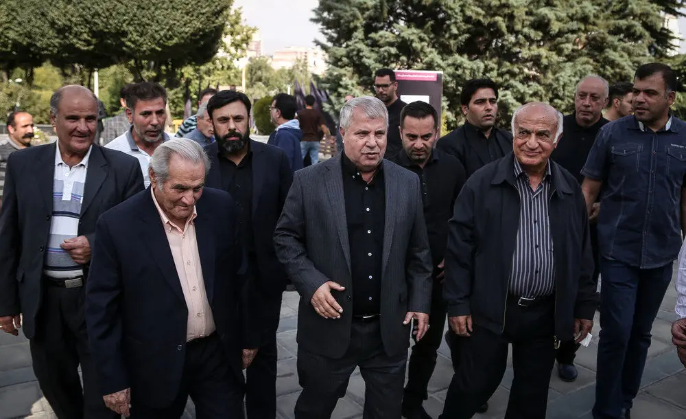 (تصاویر) سلفی با فردوسی‌پور و غم خیابانی در حاشیه ختم زنده‌یاد شفیع