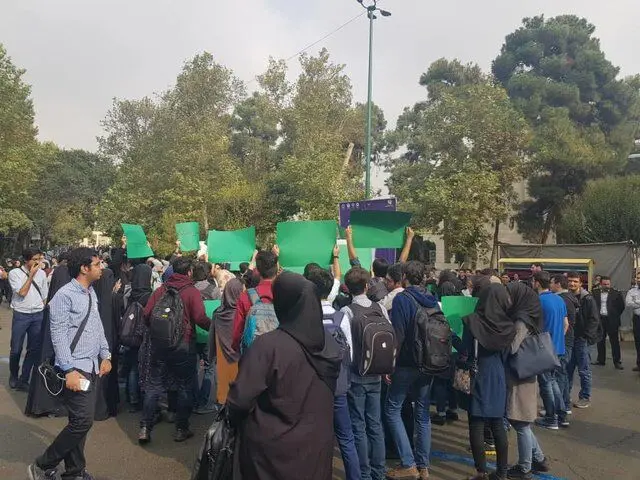 (تصاویر) اعتراض در دانشگاه تهران همزمان با حضور روحانی