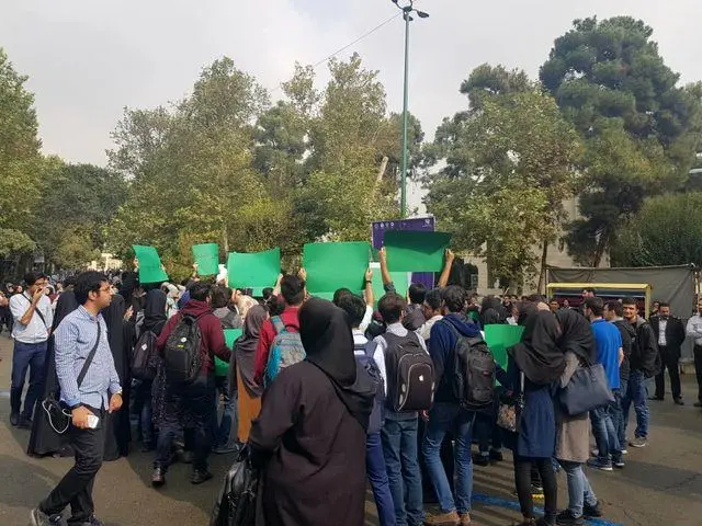 (تصاویر) اعتراض در دانشگاه تهران همزمان با حضور روحانی