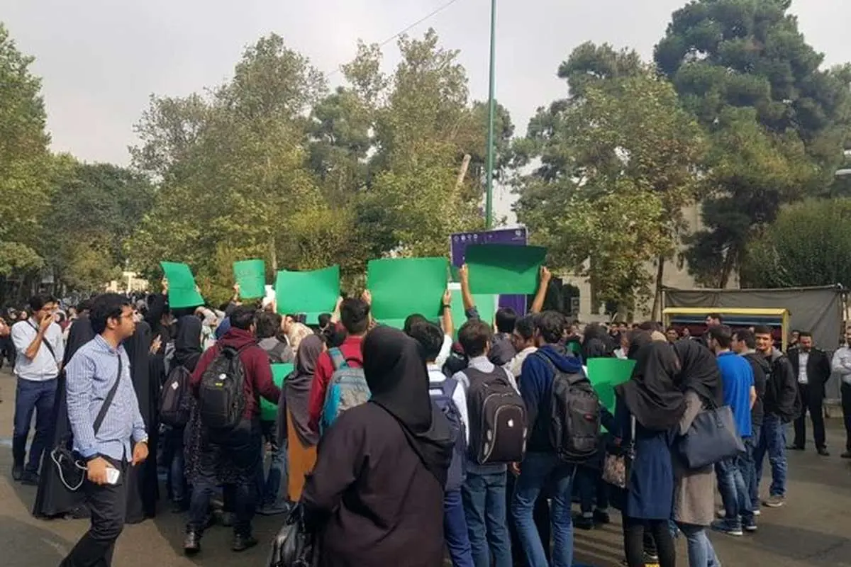 (تصاویر) اعتراض در دانشگاه تهران همزمان با حضور روحانی
