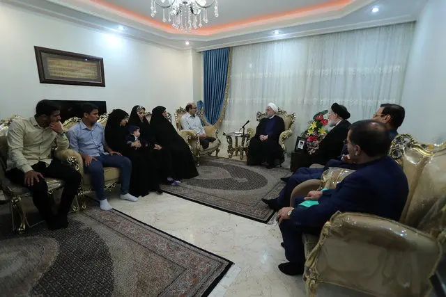 حضور روحانی در خانواده شهدا و جانبازان دفاع مقدس