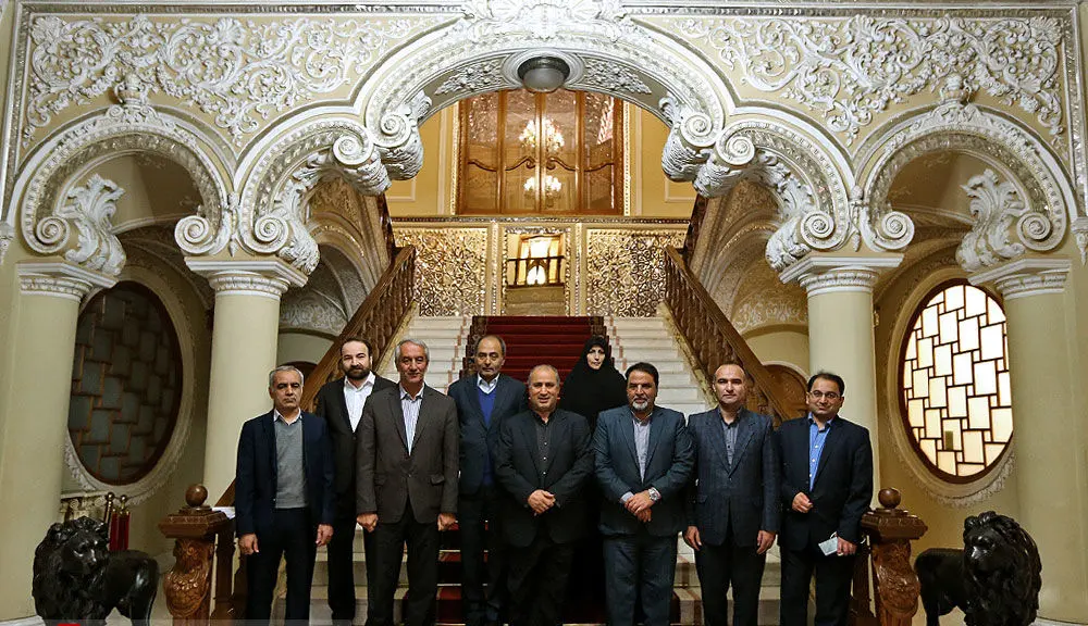 (تصاویر) تاج باید برود!