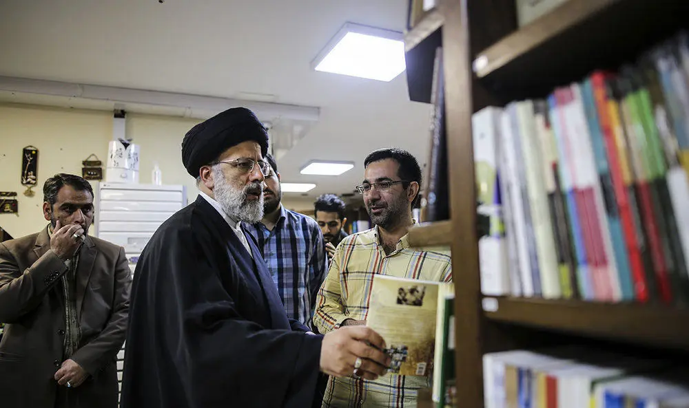 (تصاویر) بازدید رئیسی از چند کتابفروشی در خیابان انقلاب
