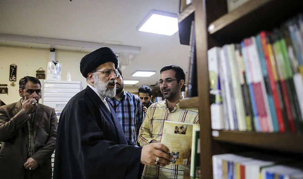 (تصاویر) بازدید رئیسی از چند کتابفروشی در خیابان انقلاب