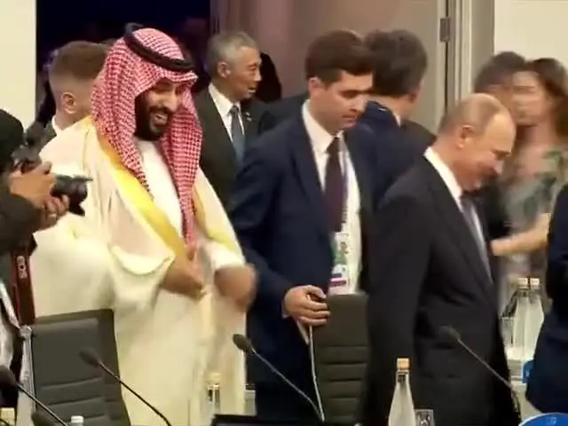 (ویدئو) خوش و بش صمیمانه محمد بن سلمان و پوتین