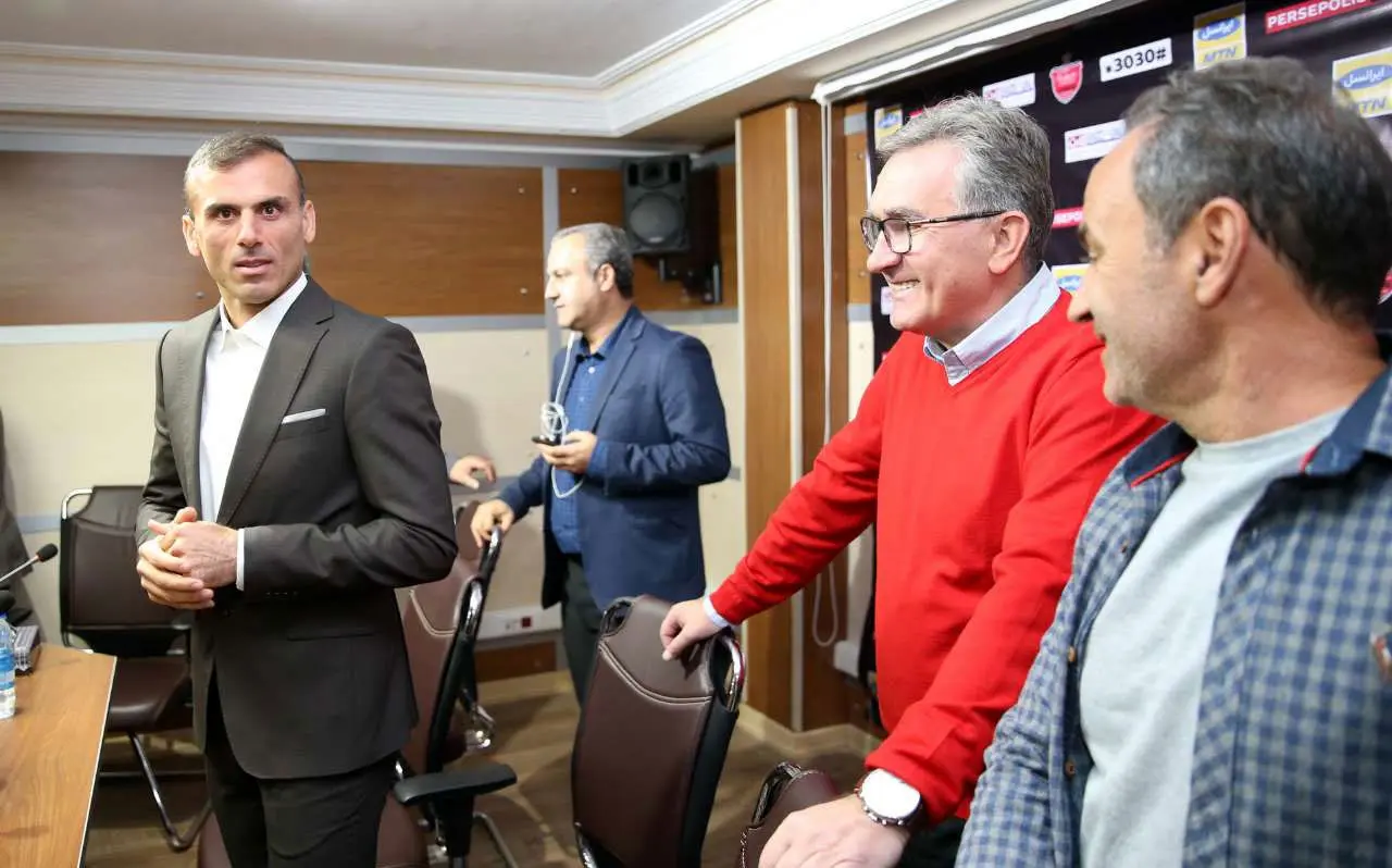 (تصاویر) اشک سید جلال حسینی در نشست خبری