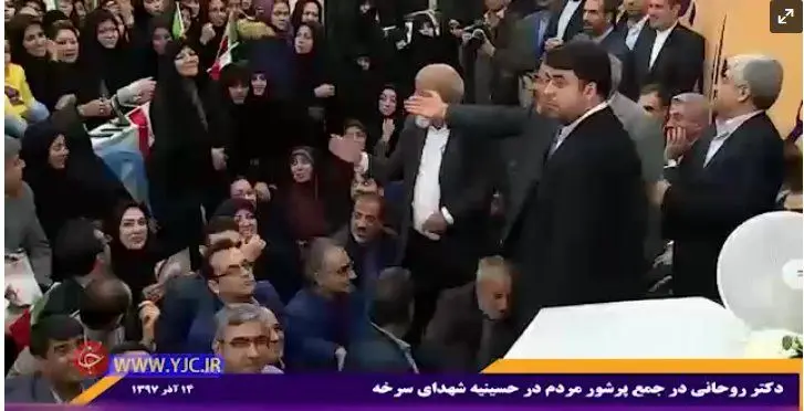 (تصویر) بانویی که روحانی را از دست ماموران ساواک فراری داد