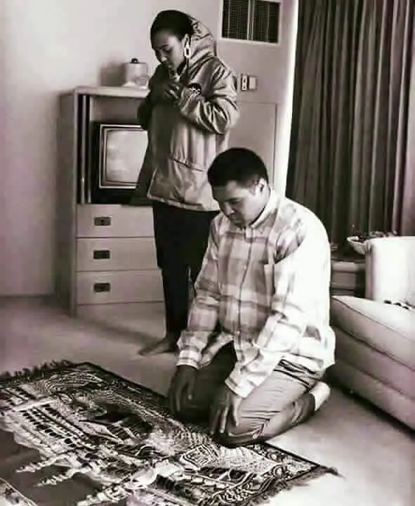 (تصویر) محمدعلی کلی و دخترش در حال نماز خواندن