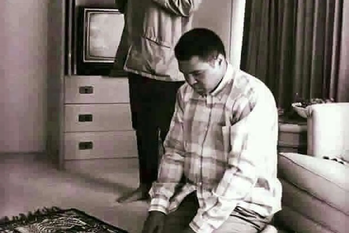 (تصویر) محمدعلی کلی و دخترش در حال نماز خواندن