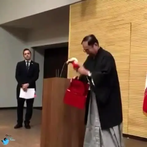 (ویدیو) شعبده بازی سفیر ژاپن با پرچم ایران!