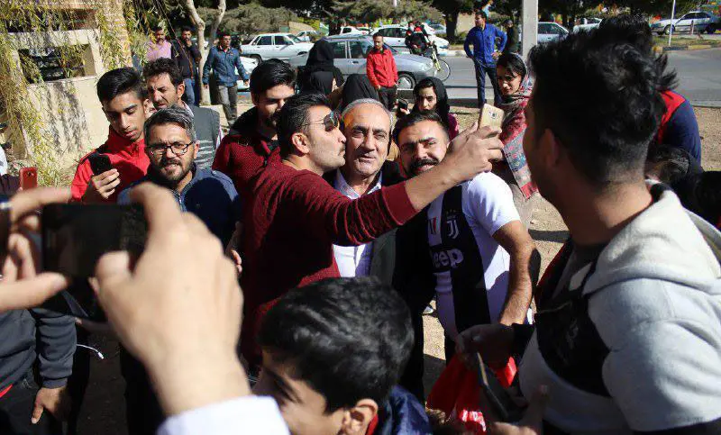 (تصویر) استقبال ازمدیر عامل پرسپولیس با بوسه!