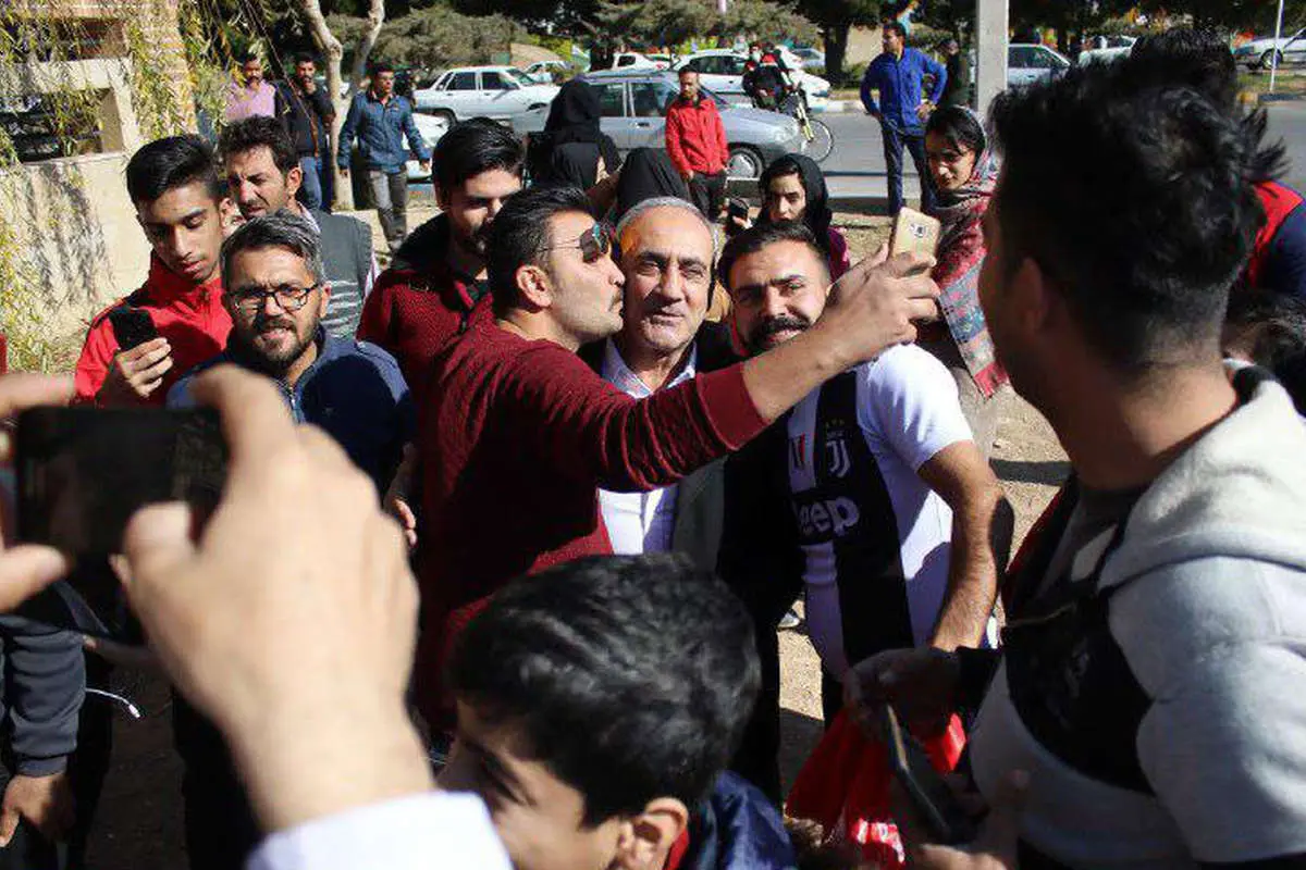 (تصویر) استقبال ازمدیر عامل پرسپولیس با بوسه!