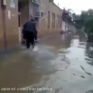 (ویدیو) رئیس اداره سوار نگهبان شد!