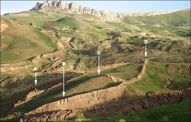(تصاویر) ادعای پیدا شدن بقایای کشتی نوح در ایران