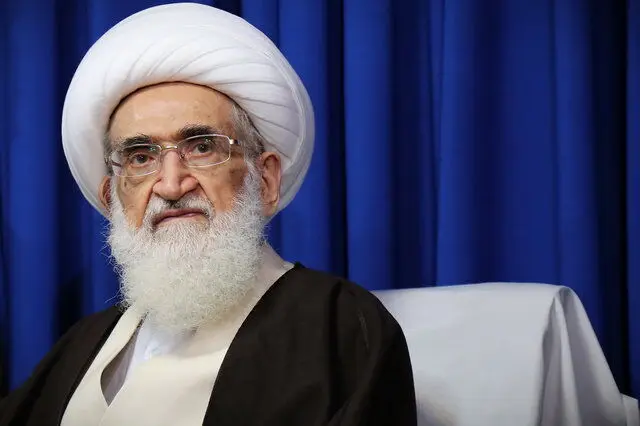 آیت‌الله نوری‌همدانی: مراکز تجاری باید در زمان نماز تعطیل شود